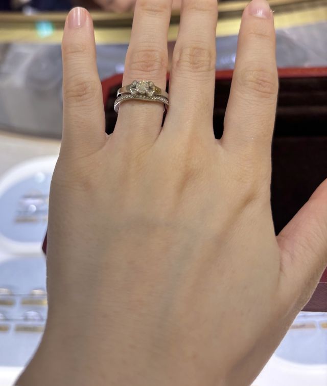 結婚指輪と重ね付けすると、ゴージャス感が増します！