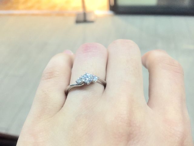 両サイドにメレダイヤ、センターに大きめなダイヤ