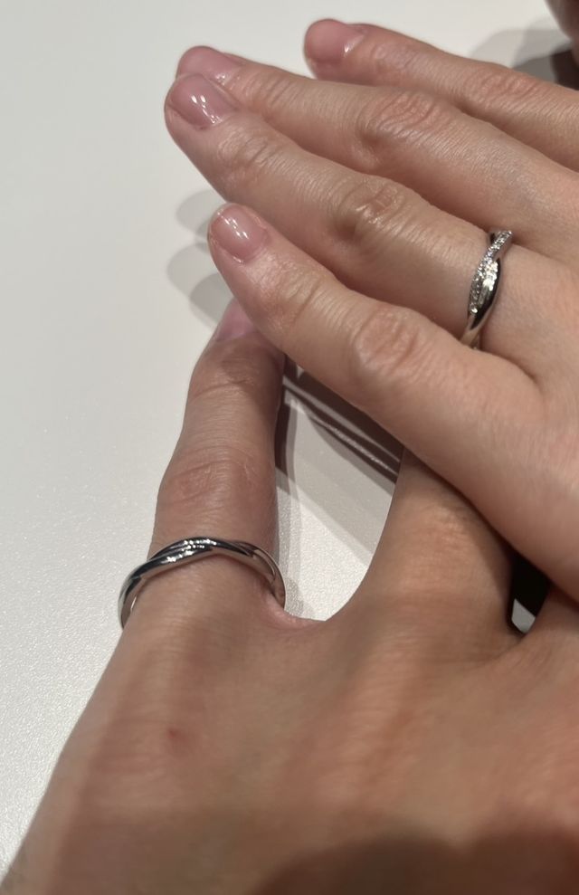 彼はサンプルが入らず小指に試着