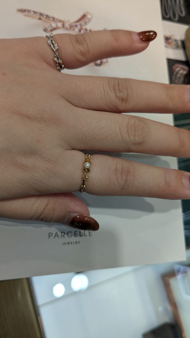 ファッションリングか婚約指輪にするか迷ったので人差指に着用。