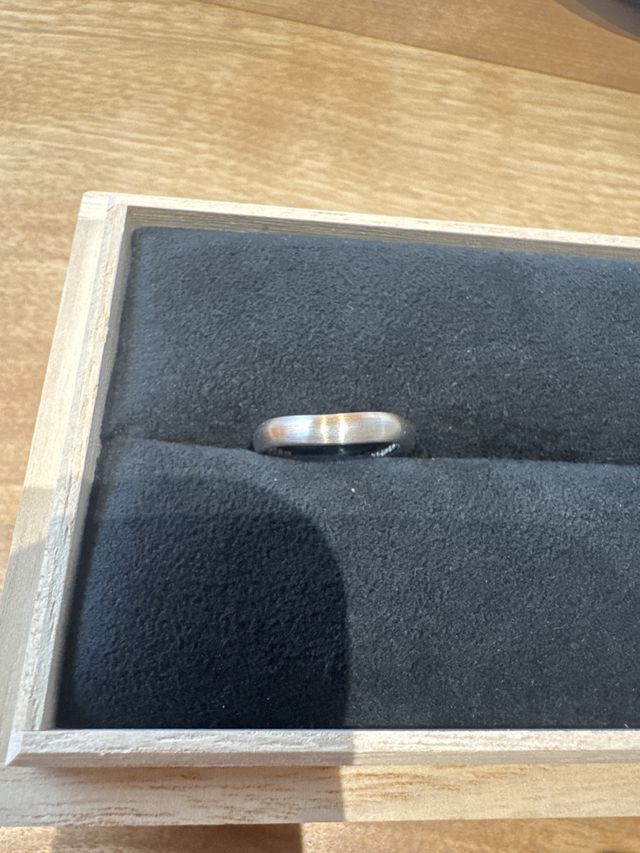 カーブがかかっており、つけた時のオシャレさがあります。