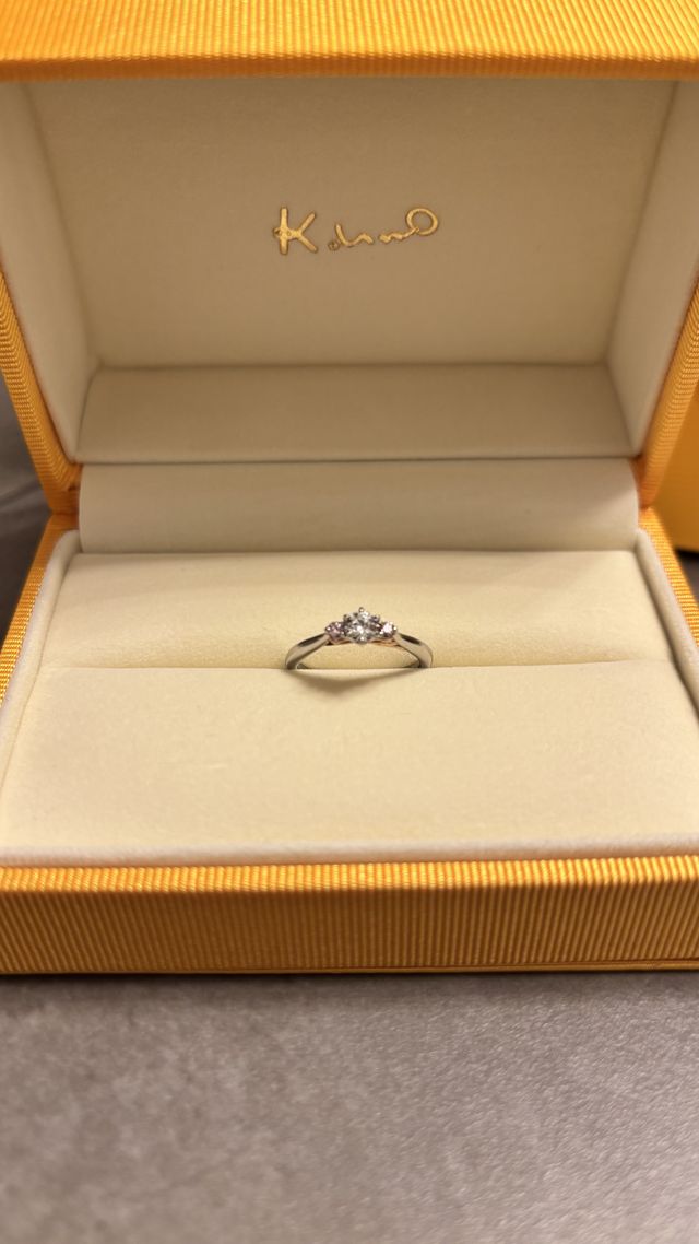 真ん中にダイヤモンド、その両脇にピンクダイヤモンド。