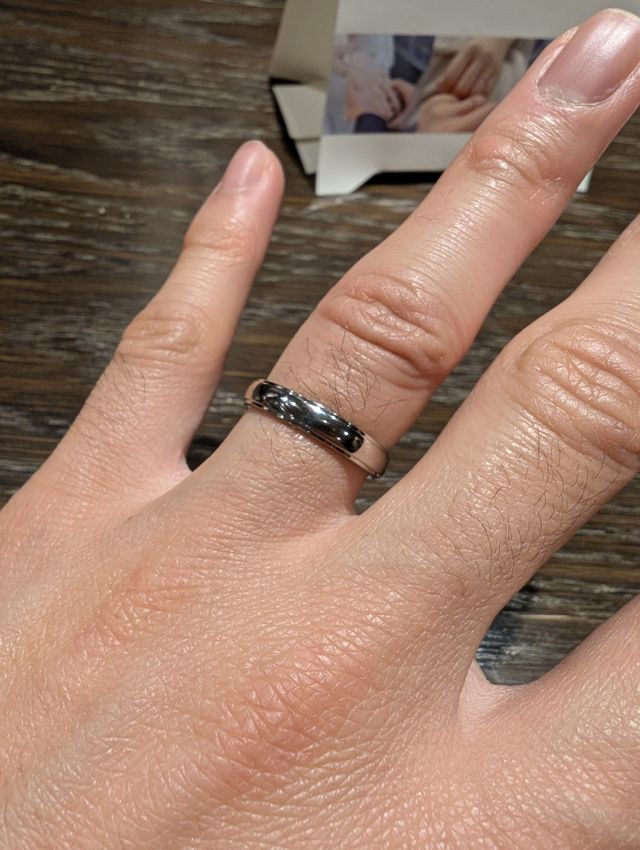 ウォールナットの箱が付いてきます。