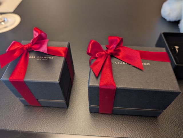 ラザールダイヤモンドの受取時の装飾です。