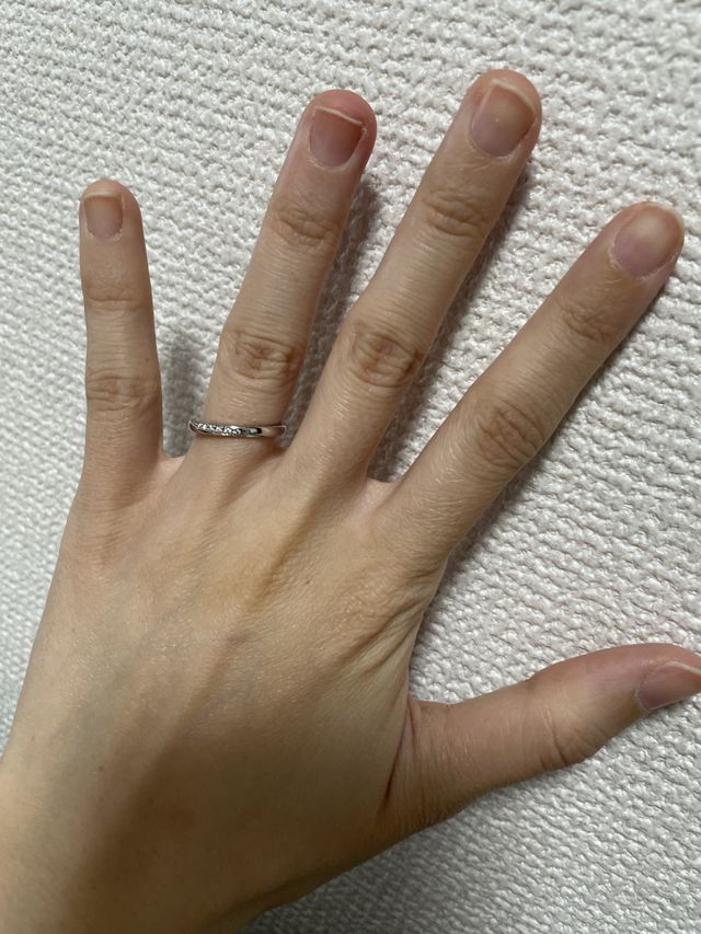 普段使いできるデザインの為どんな服装にも合うと思います。