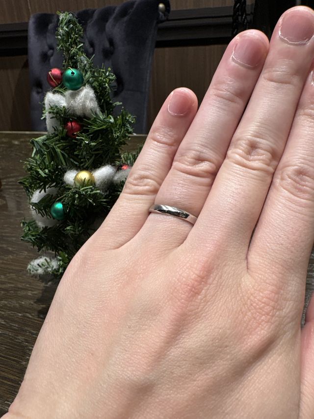 店舗で受け取り時に結婚指輪を着用した写真です
