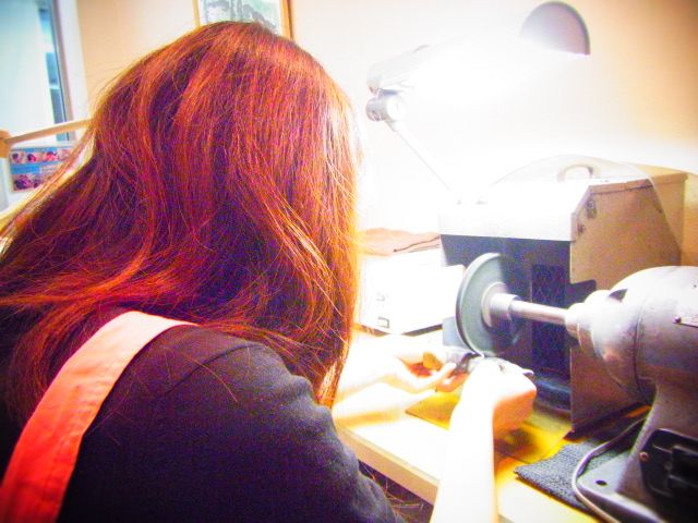 指輪を磨いて光沢を出す