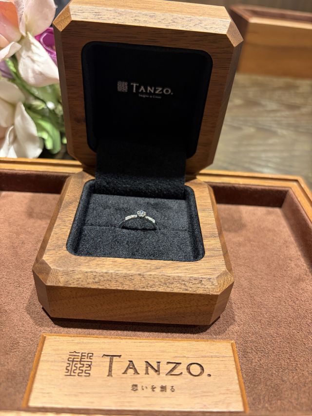 納品した際に撮った箱に入った状態の指輪です