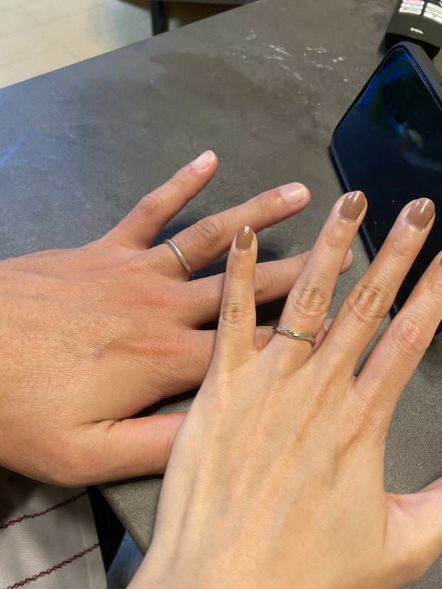 指輪を装着している写真