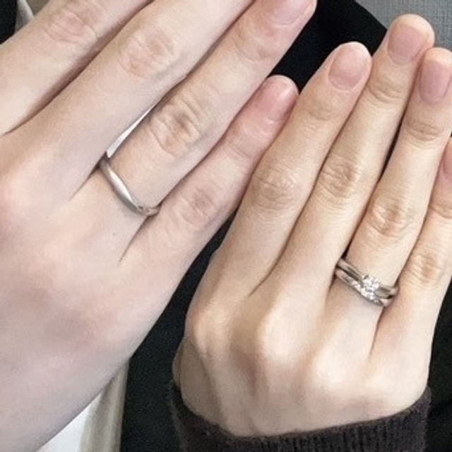 重ね付けしているのは同店舗で購入した婚約指輪です。