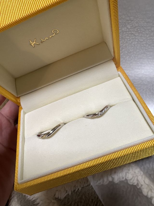 女性はピンクゴールド男性はゴールドメインはシルバー