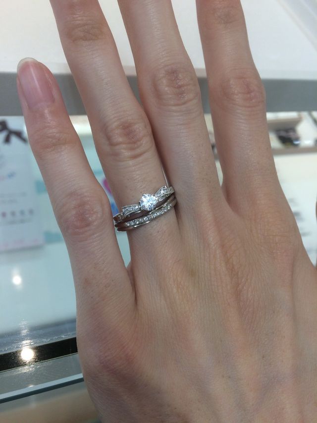 リボンの形の婚約指輪とピンクダイヤ入りの結婚指輪です。