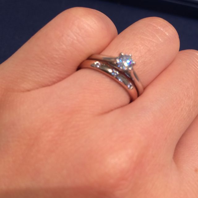 下の指輪が結婚指輪です
