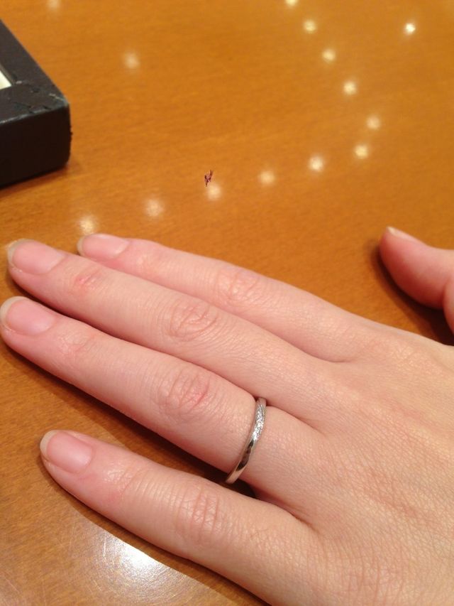 斜めにデザインされたダイアがキレイな指輪です