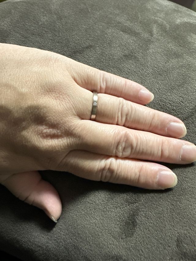 デザインのシンプルさ、肌馴染みのいい色