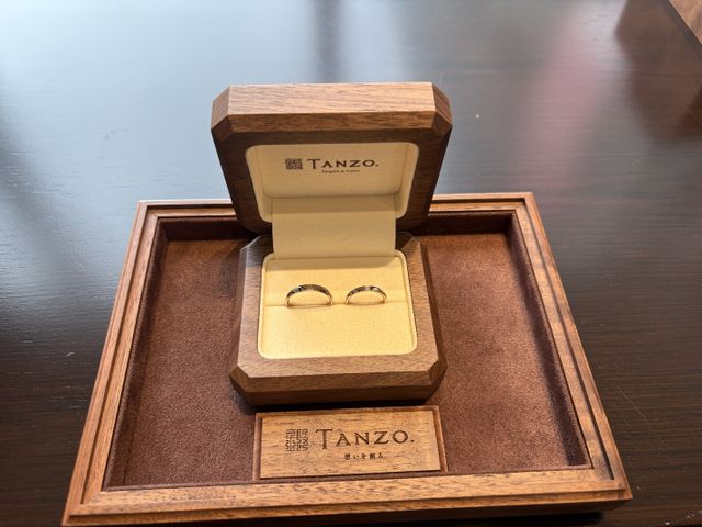 木箱の指輪ケースに入った指輪2個。