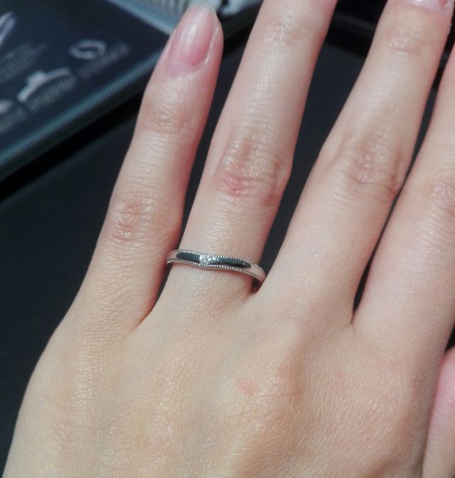 レーヌドコローヌフィーヌという名前の結婚指輪です。