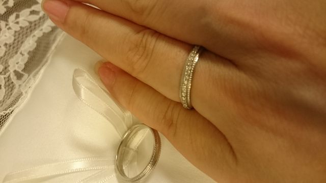 結構細めで重ね着けもできます。内側にブルーダイヤ入れました。