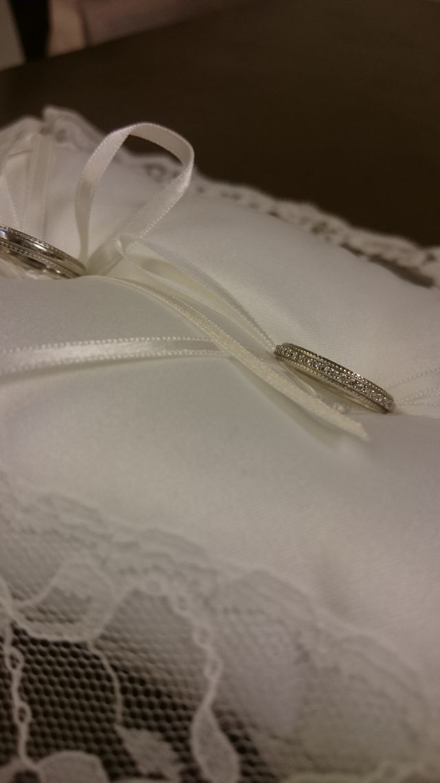 プラチナ素材でレディースはダイヤ入りにしました。