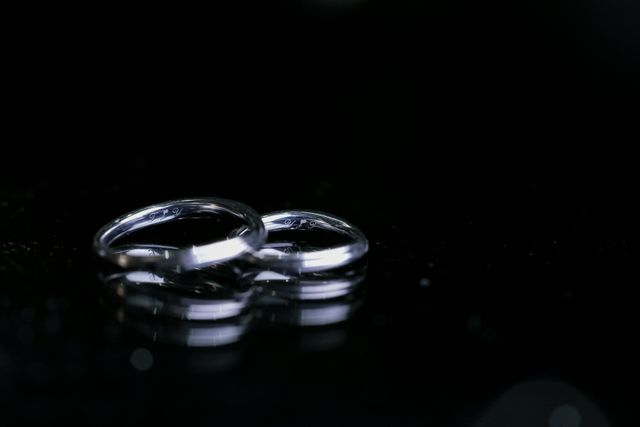 リングの内側に自分でデザインして書いたイニシャルを刻印