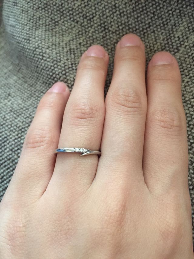 真ん中にダイヤが3つついています