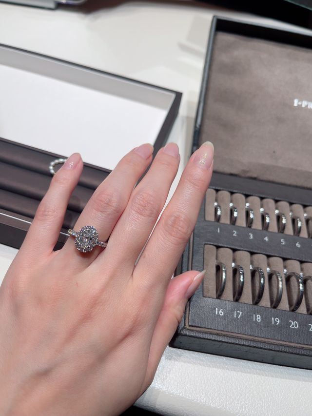 店舗に1点しかない、1カラットのオーバルダイヤの婚約指輪です