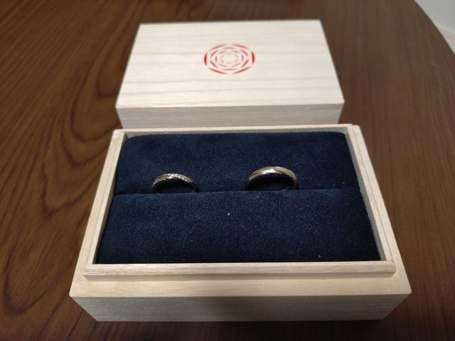 指輪は木箱に納められて送付されました。