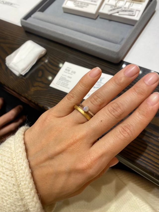 ゴールドの太めの指輪