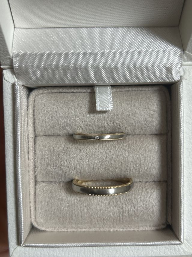 シルバー、ゴールドがどちらも入ったデザインです。