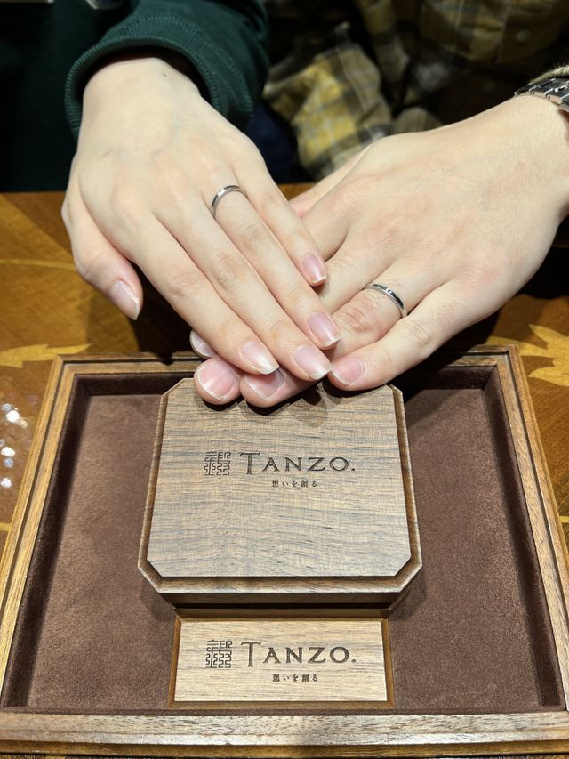 結婚指輪として購入。ケースはあたたかみがあって素敵です。