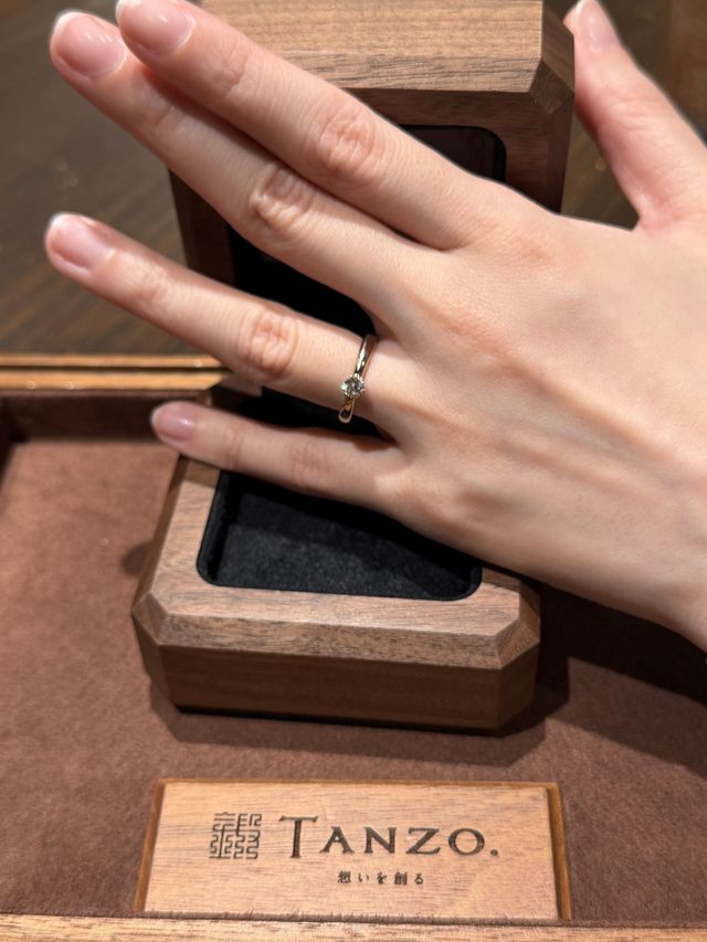 婚約指輪を着用してロゴと一緒に