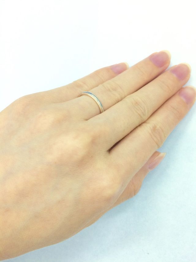 内側にはピンクダイヤを埋め込んでいます。