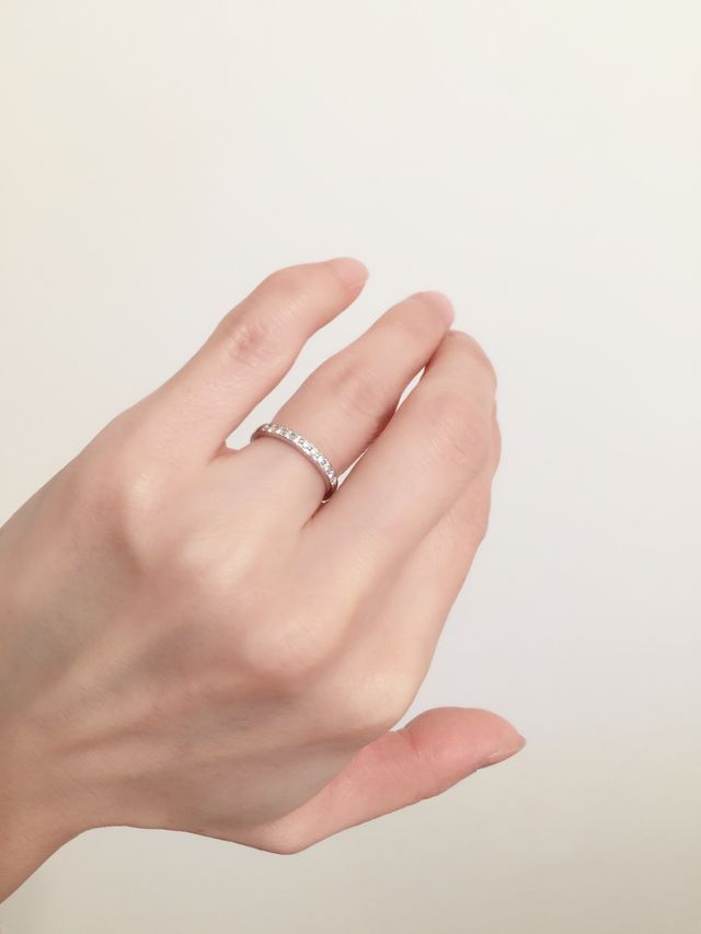 ハーフエタニティです。内側に誕生石が埋め込まれてます。