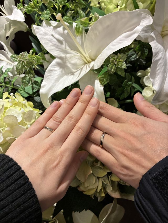 えぐり加工がされており、シンプルだけど個性あるデザインです。