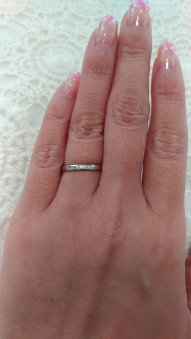 5つのダイヤが埋め込まれてます。