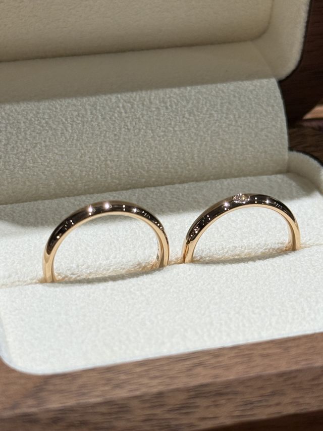 肌に馴染むピンクゴールドを選択。妻のリングには一粒ダイヤを！