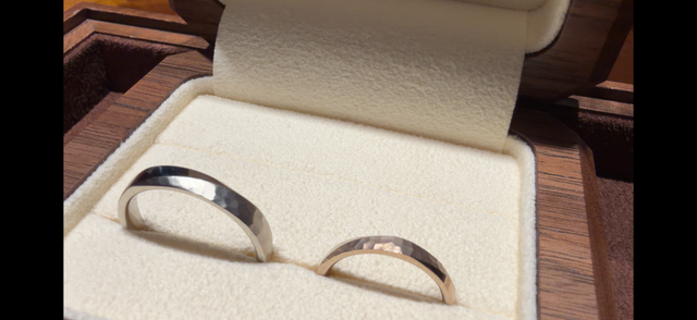 鏡面仕上げ部と槌目部をマット加工にしていただきました。