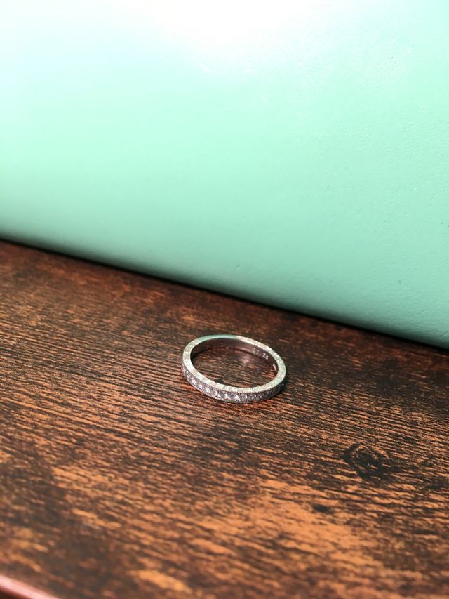 細めのリングでダイヤモンドがはめ込まれています。