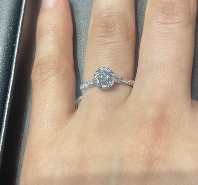 試着時、セミオーダーで指輪が完成していない時の写真です。