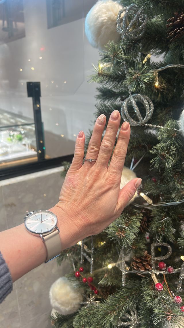 このためにネイルもしてもらったのでツリーと一緒に！
