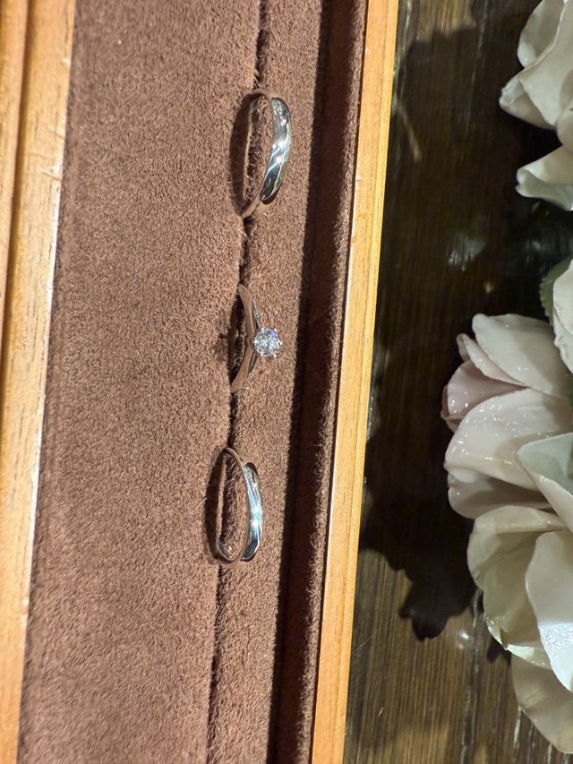 真ん中がティファニーの婚約指輪
