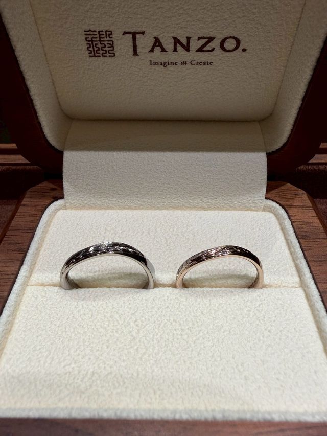 女性は月桂樹柄とダイヤモンド、男性は月桂樹柄とマット加工