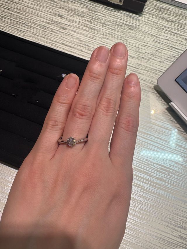 一粒ダイヤのダイヤが際立つデザインです。