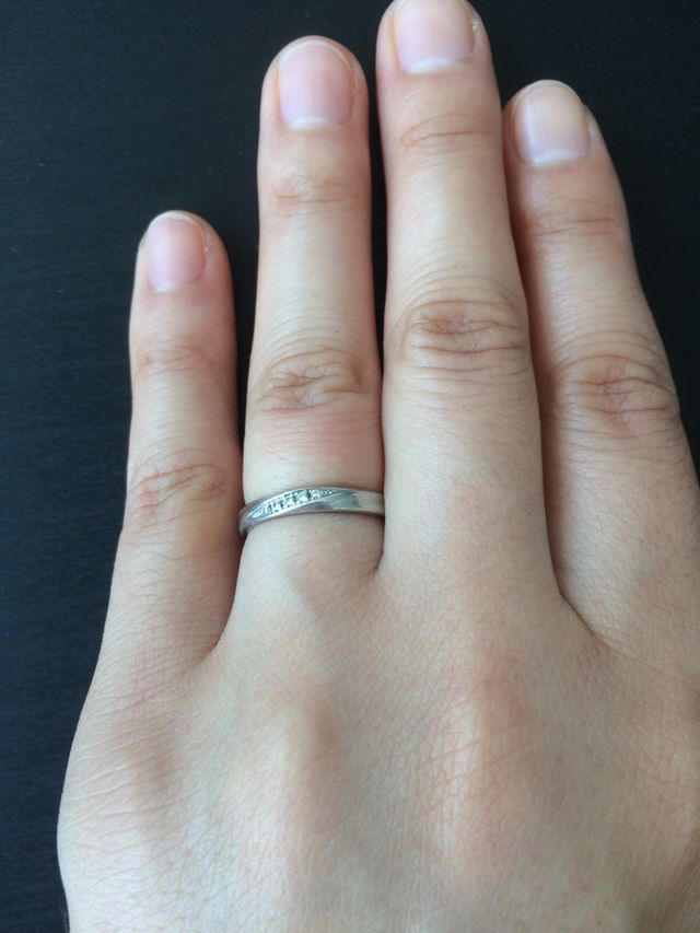 プラチナでダイヤがはめ込まれた丸味のあるデザインです。