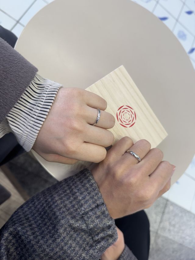 どちらも「祈結」のデザインを着用しています。