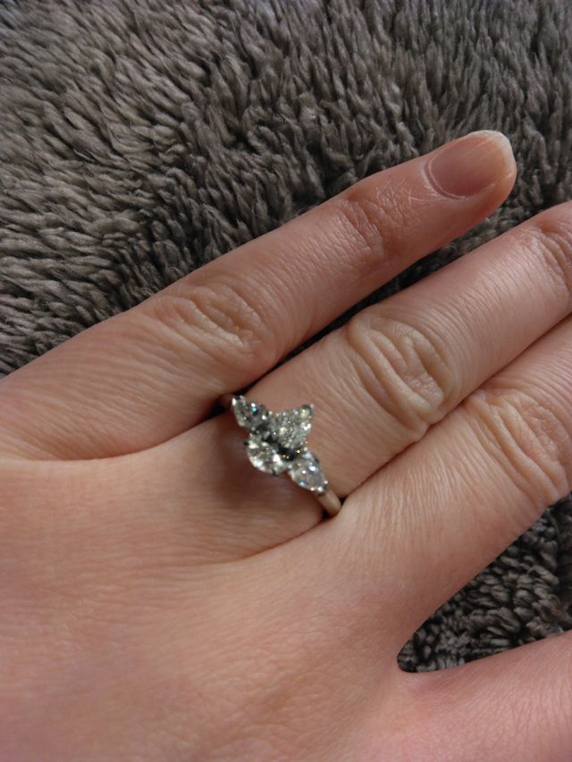 ペアシェイプのダイアが3つついています。