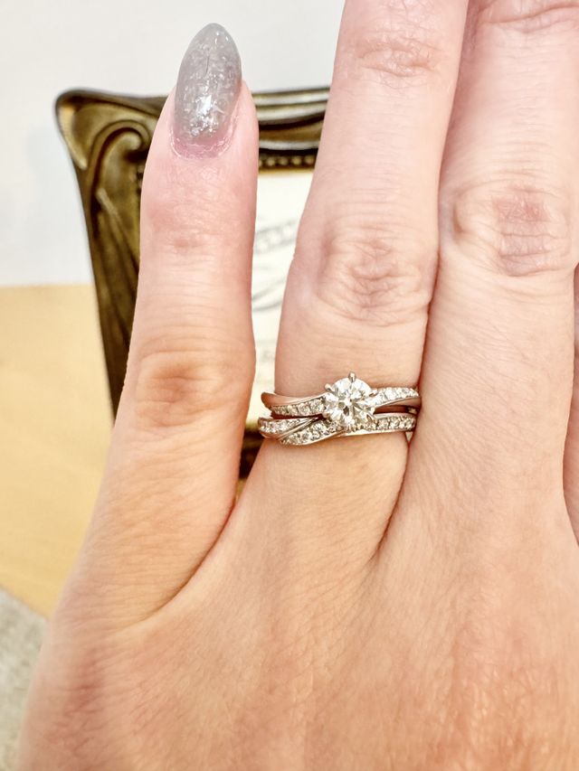 ケイウノディズニーの婚約指輪に重ね付け