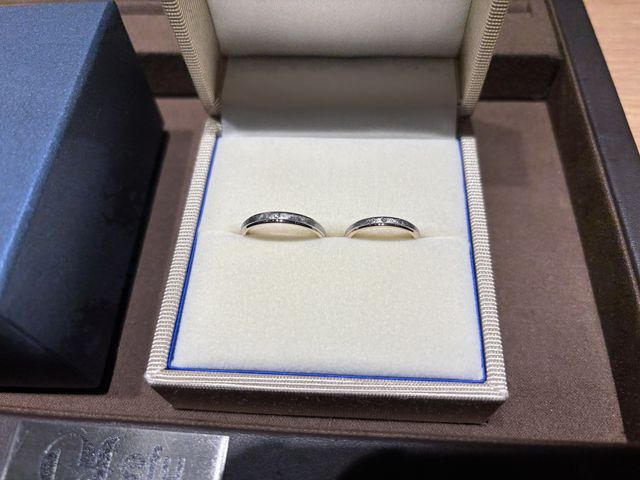 キャラメルゴールドとプラチナの2色使い