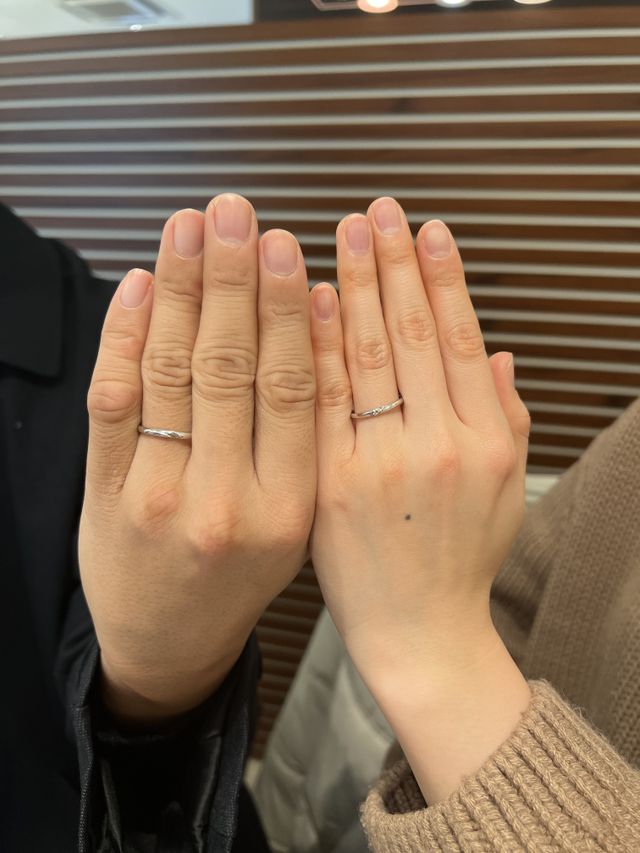 ダイヤのラインがどの角度からも光って見えて綺麗でした！