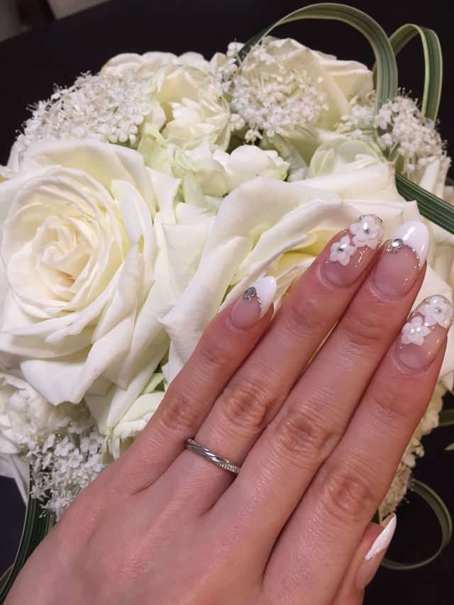 中心ではなく、左右にダイヤが入っています。